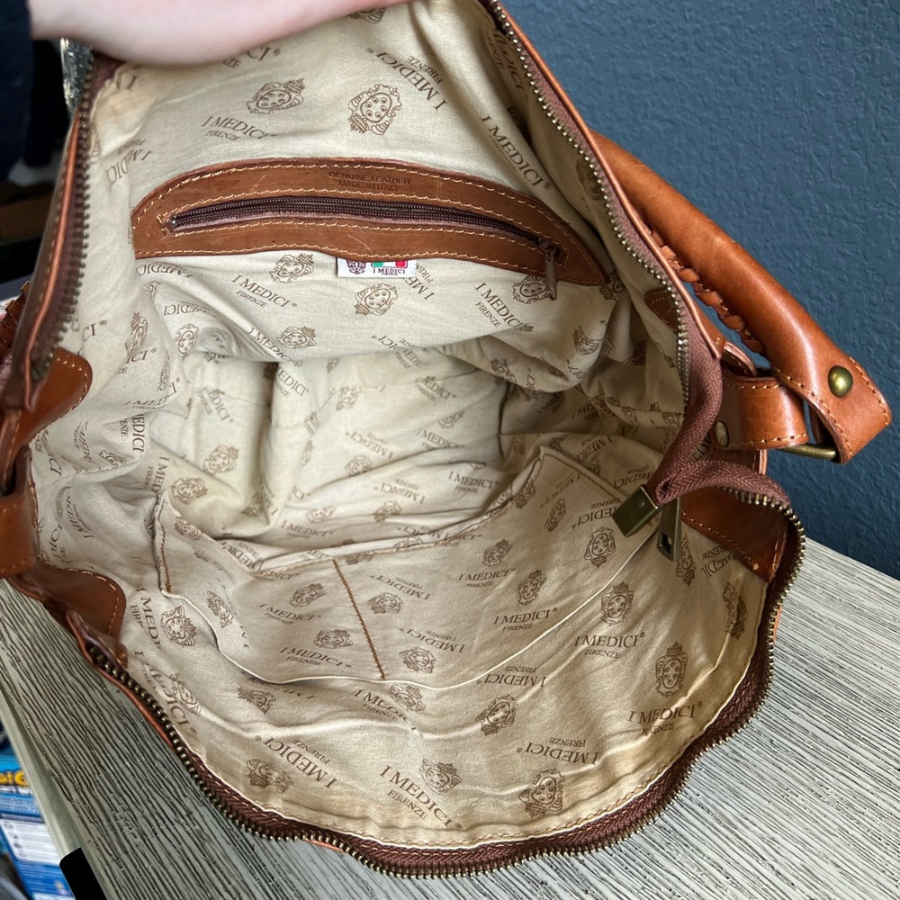 Elegant Tan Leather Shoulder Bag - Picture 6 of 11